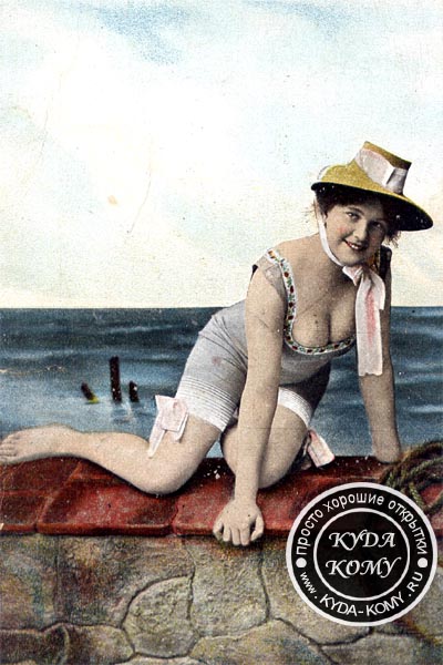 Женщина в купальном костюме
